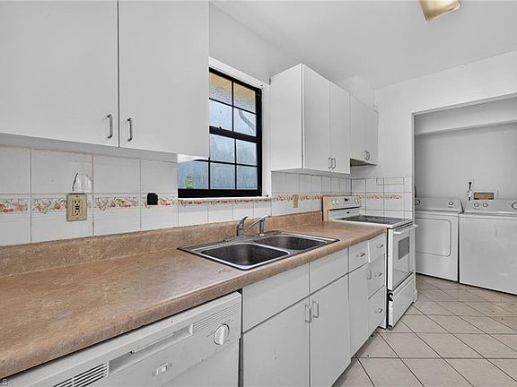 4th image of 3740 18th AVE NE