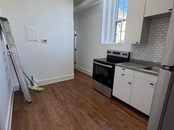 2nd image of 816 Massachusetts St #B