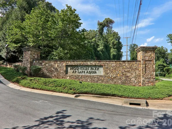 35 Mountain Pkwy, Mill Spring, NC 28756