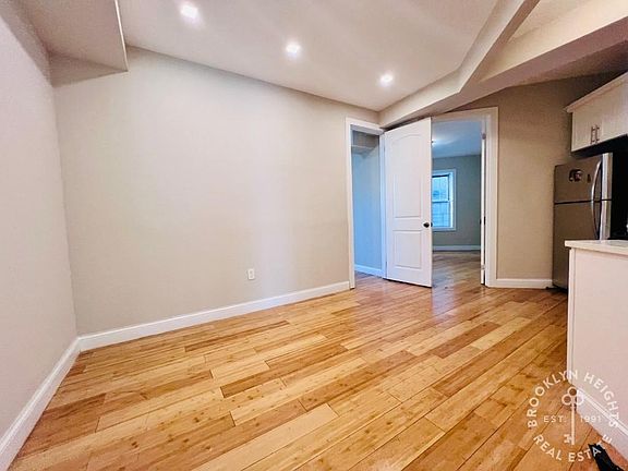 3rd image of 546 Chauncey St #2F