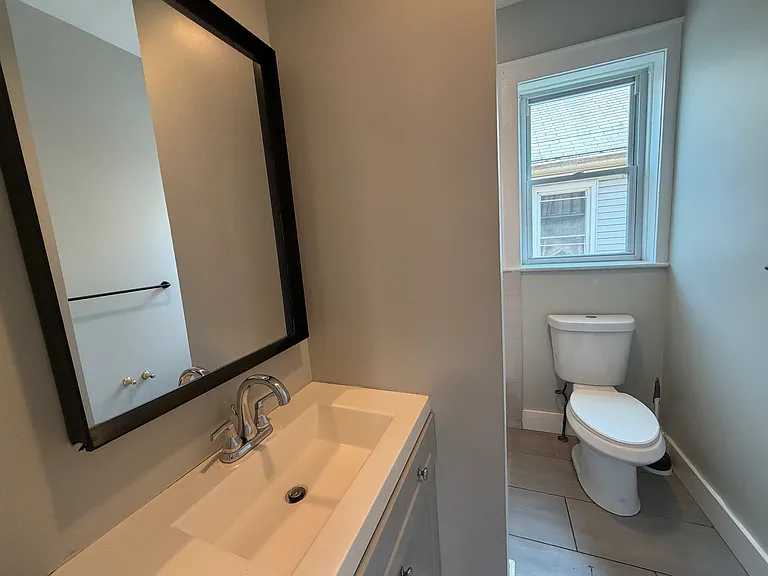 554-556 Bond St #2 — Photo 4