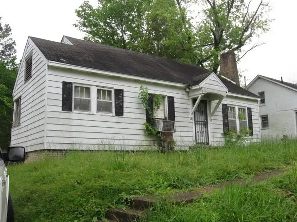 303 N 5th St, Selmer, TN 38375