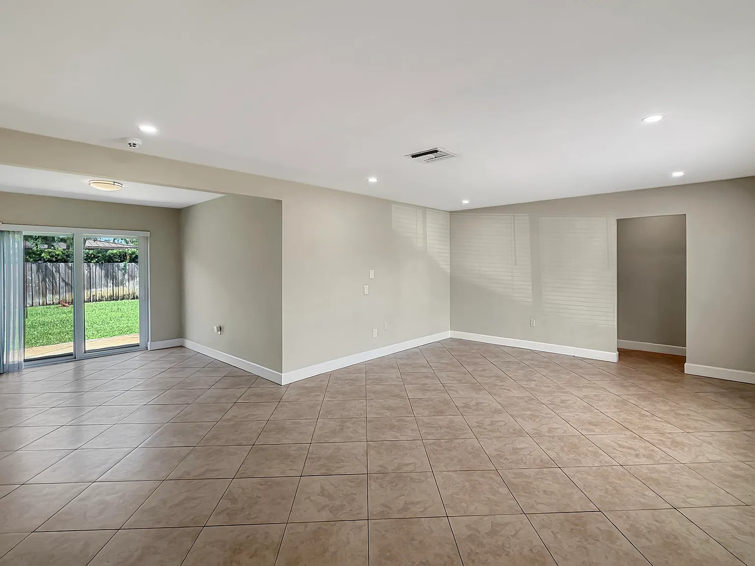 3 bed, 2.0 bath, 1337 sqft, $3,750 — Photo 2