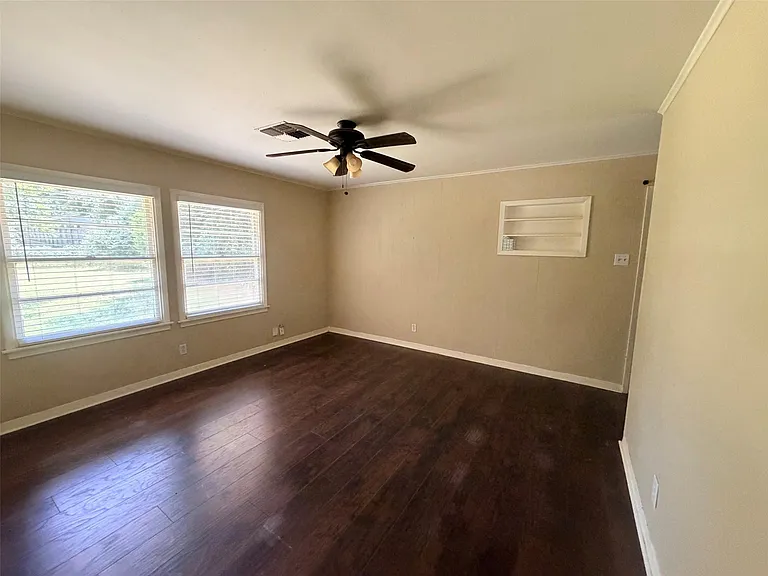 902 E Stone St — Photo 2