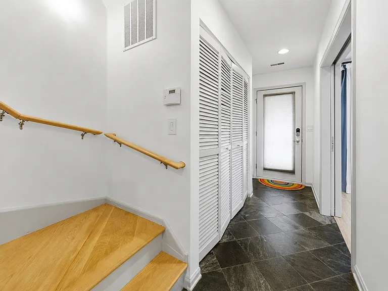 16 S Aberdeen St — Photo 9