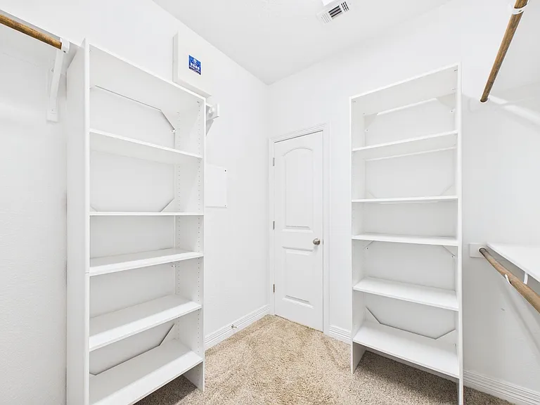 105 Auburn Cv — Photo 32