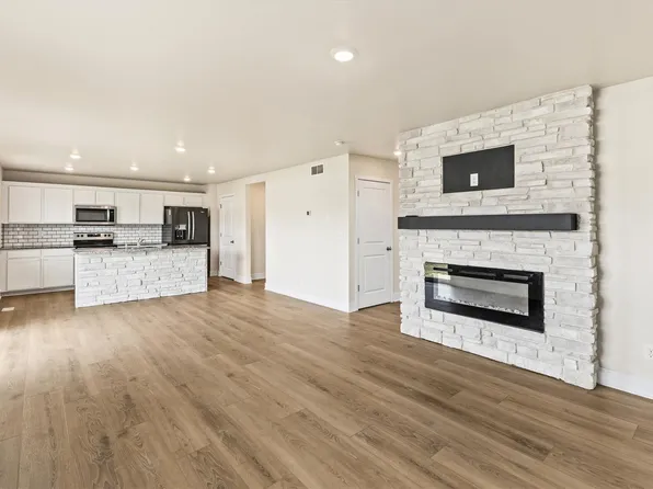 950 Spruce St, Waukee, IA 50263