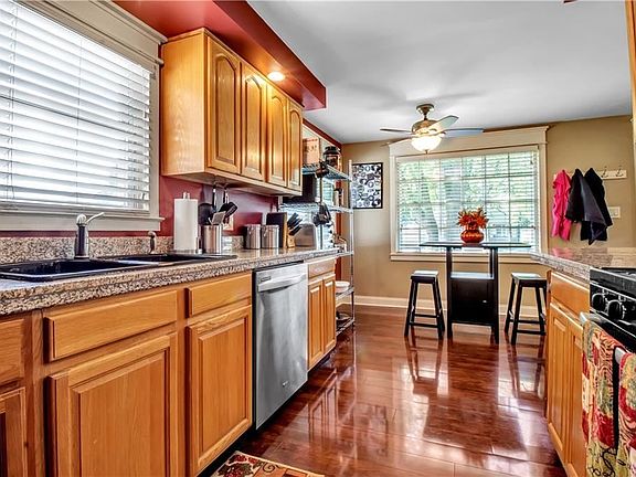 3rd image of 3 Woodridge Ave