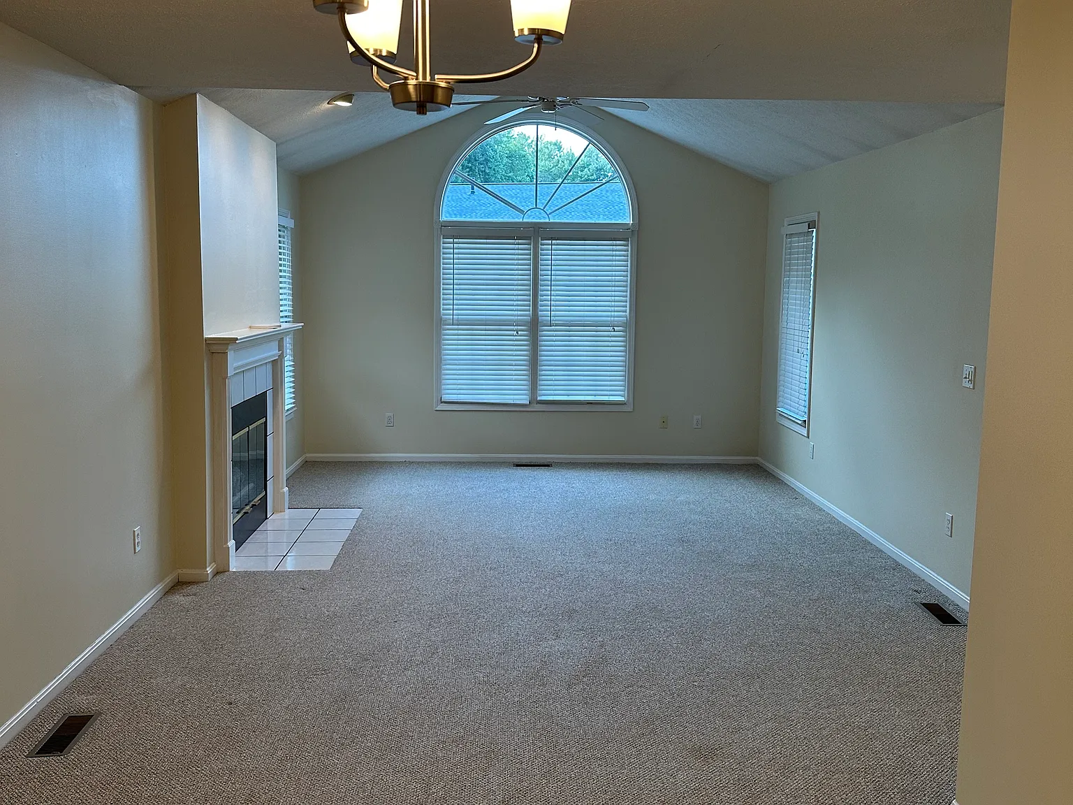 3 bed, 2.5 bath, 1710 sqft, $2,100 — Photo 3
