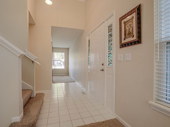 4th image of 393 Bloomfield Ct