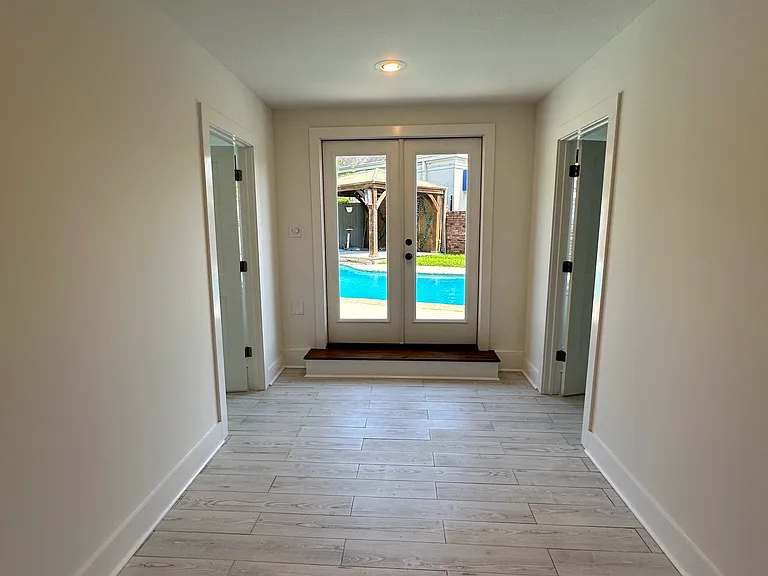 6423 S Claiborne Ave — Photo 9