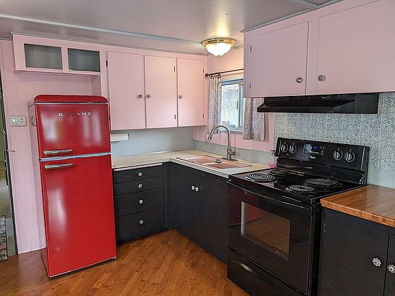 Look at that retro fridge!