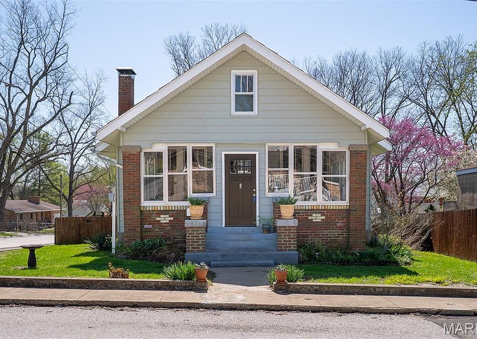 1st image of 252 Roberts St