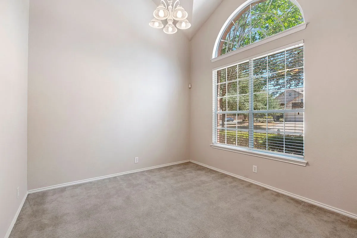 4 bed, 3.5 bath, 2374 sqft, $2,200 — Photo 4