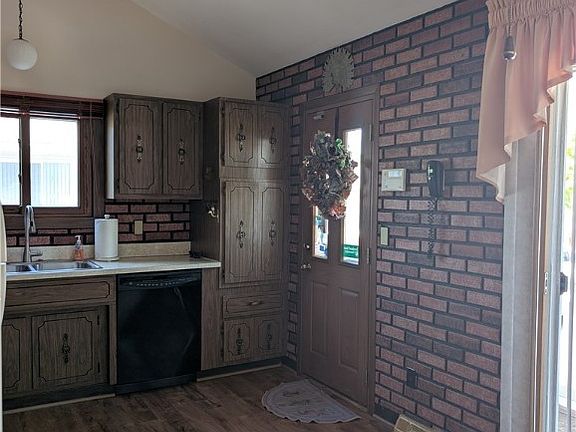 5th image of 869 Bayridge Blvd