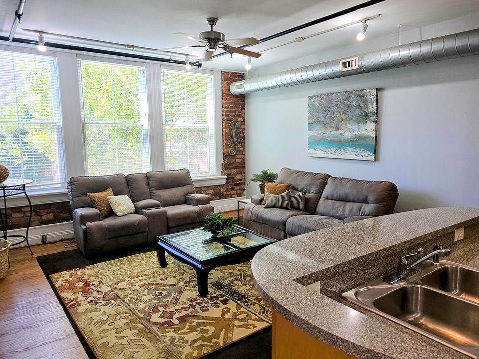 Welcome to this beautiful SUN FILLED apartment just minutes from work, schools, restaurants, shopping and shows!