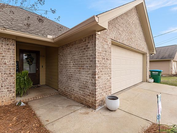 4th image of 210 Collins Rd