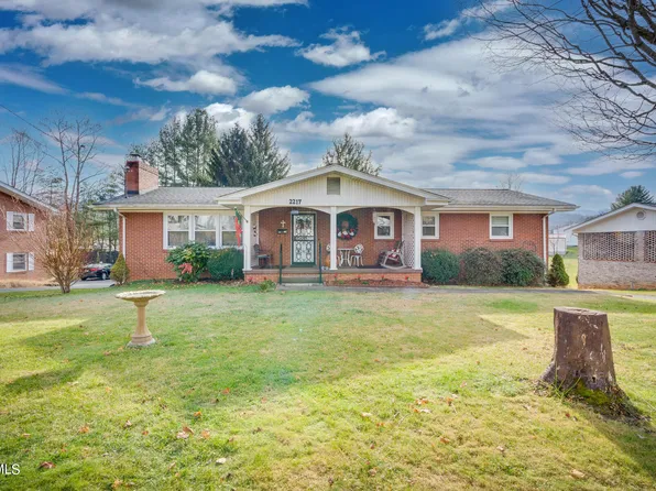 2217 N Greenwood Dr, Johnson City, TN 37604