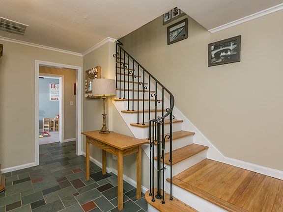4th image of 9 Bradish Ln
