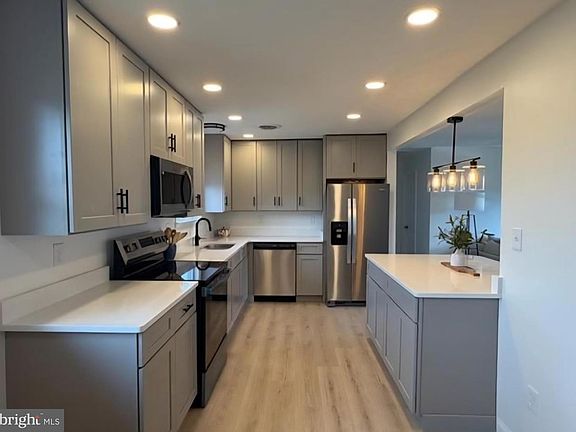 4th image of 1023 Marquis Ave