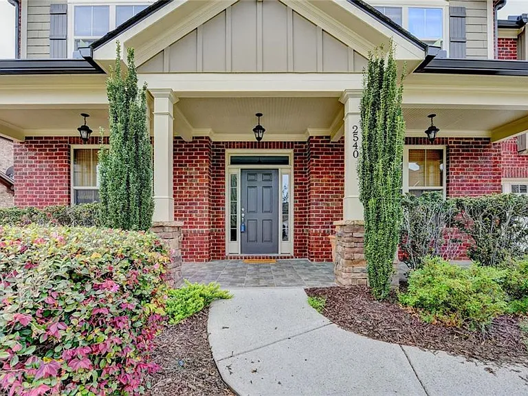 2540 Maple Ridge Ln — Photo 2