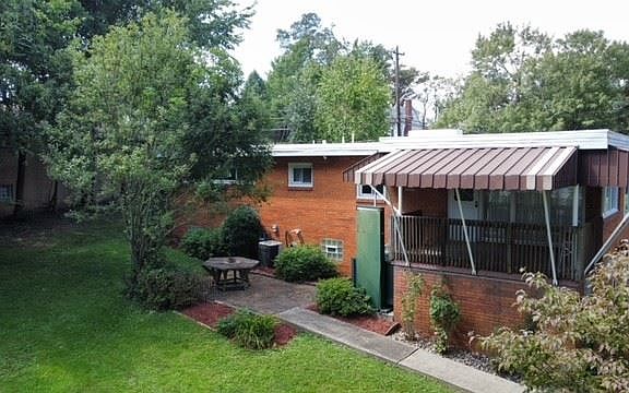 3rd image of 220 McGregor Dr