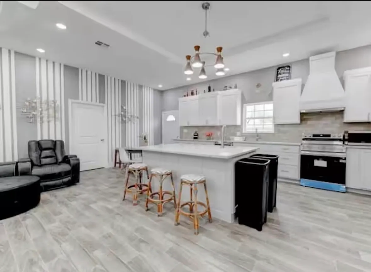 2716 Hillside Dr — Photo 3