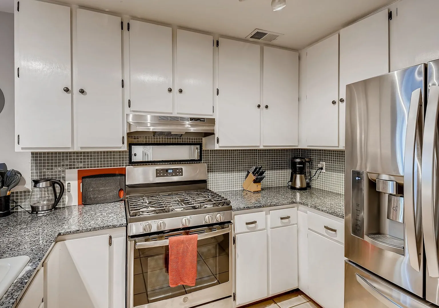 Outstanding 2 BDR With Dedicated Office — Photo 2
