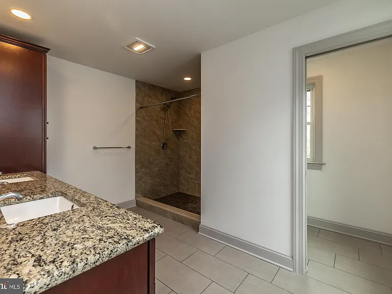 411 James St — Photo 39