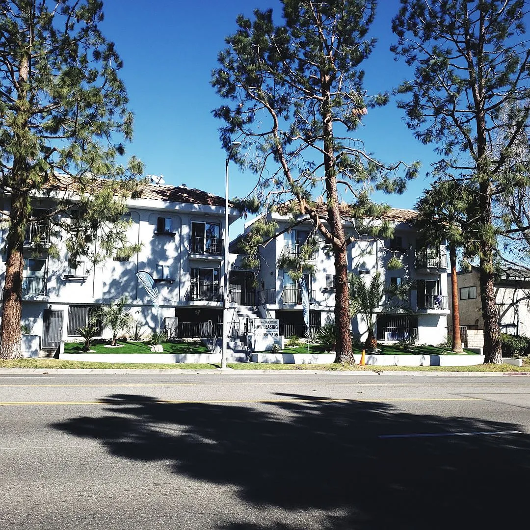 Granada Court — Photo 1