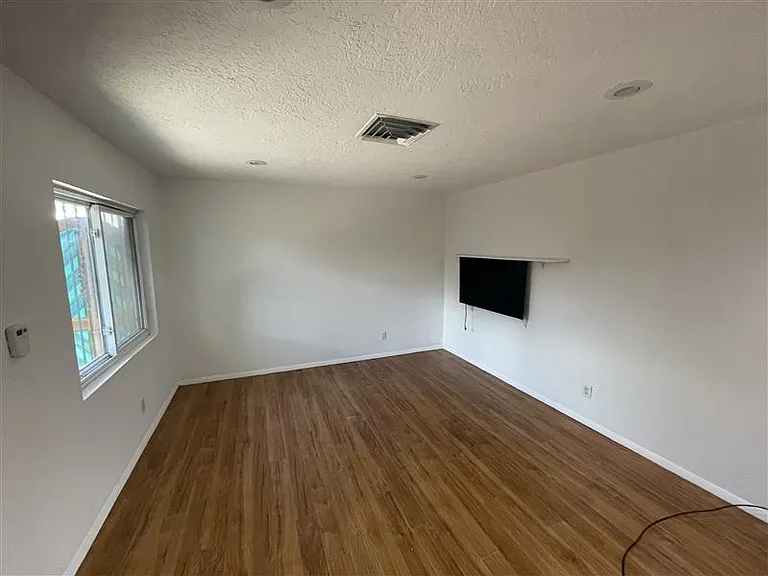 3 Bedroom Nob Hill Charmer - Updated w. Garage and Yard! — Photo 13