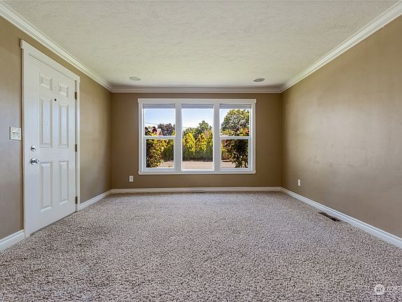 3rd image of 109 NE Birch Avenue