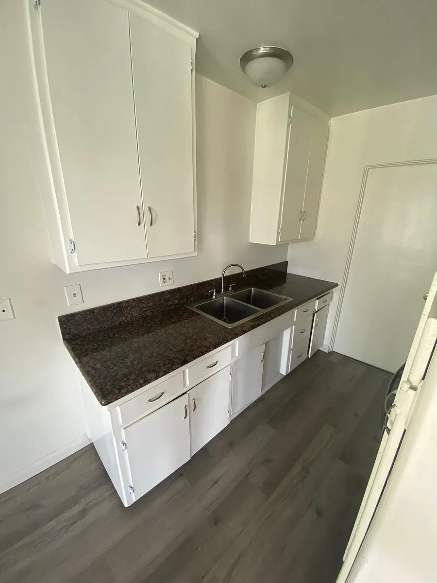 Building Photo - 535 E Adams St #15