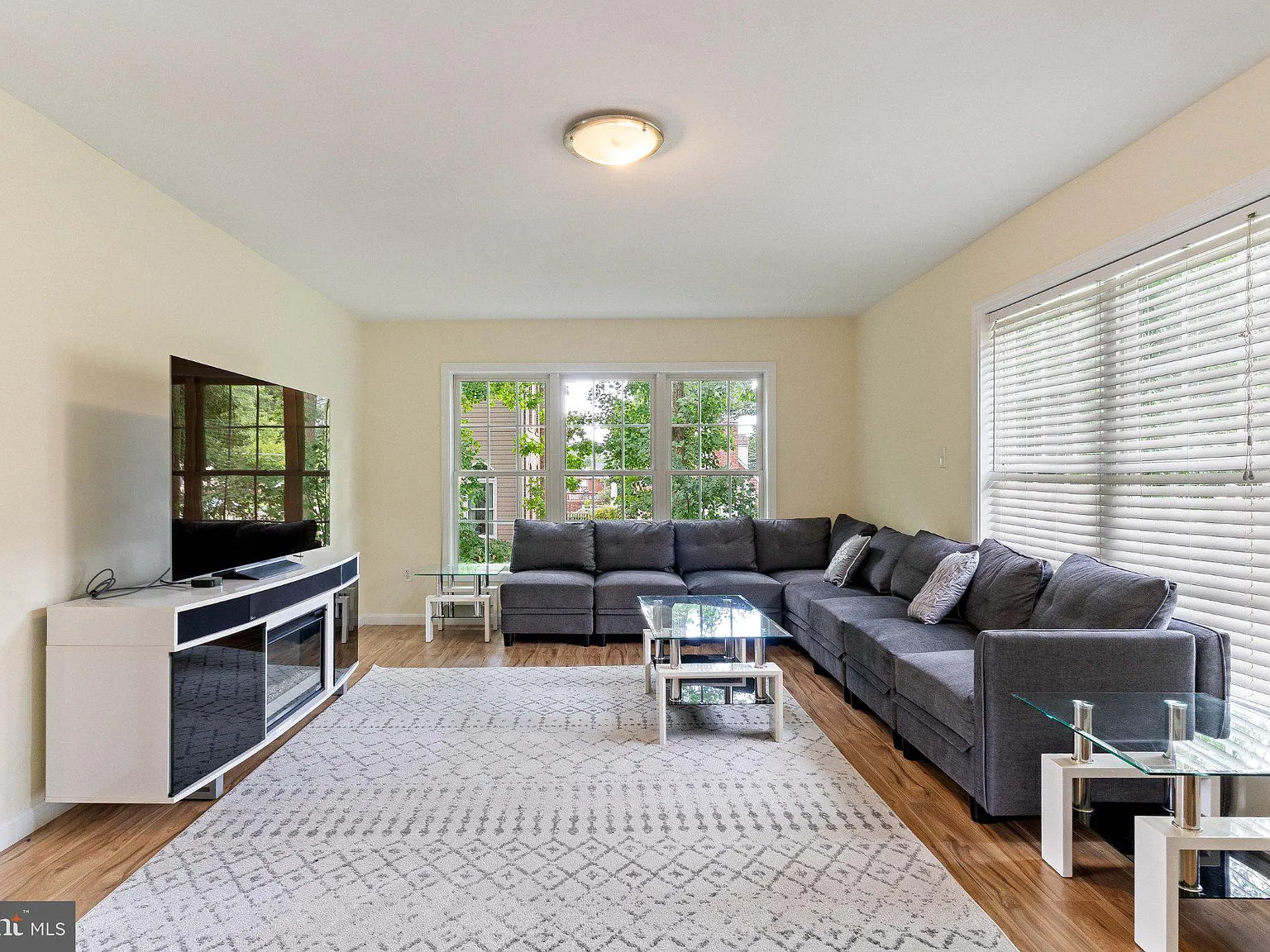 6 bed, 3.0 bath, 3400 sqft, $5,100 — Photo 4