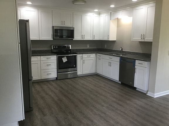 New cabinets w/ granite 