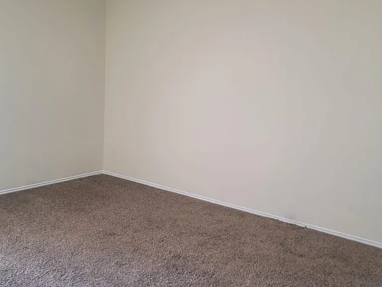 933 Medina Dr — Photo 12