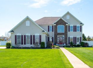 6900 Amanda Ln, Lockport, NY 14094