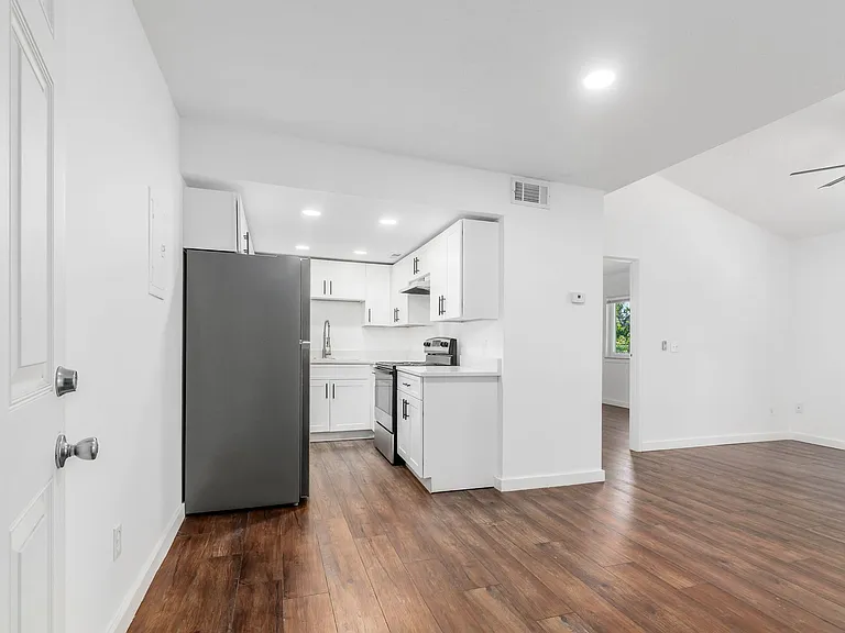 45 Governor Pl #24 — Photo 11