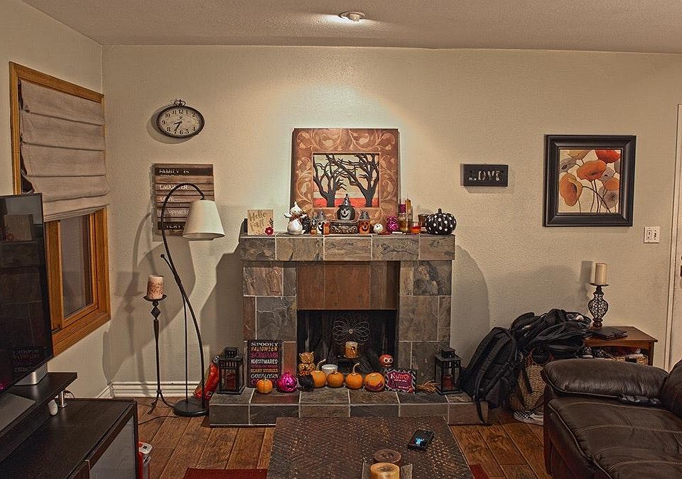 1st image of 22137 Burbank Blvd Unit 1