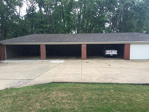 Garage 1 parking spot per unit