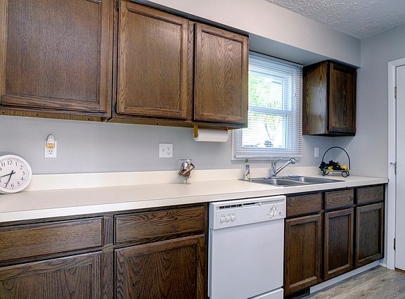 5th image of 906 Luther Dr