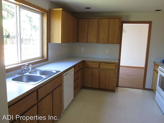 4th image of 1545 SE 71st Ave