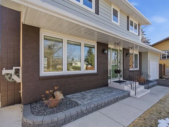 1315 NW Lake Michigan Cres SE, Calgary, AB T2J 3E9