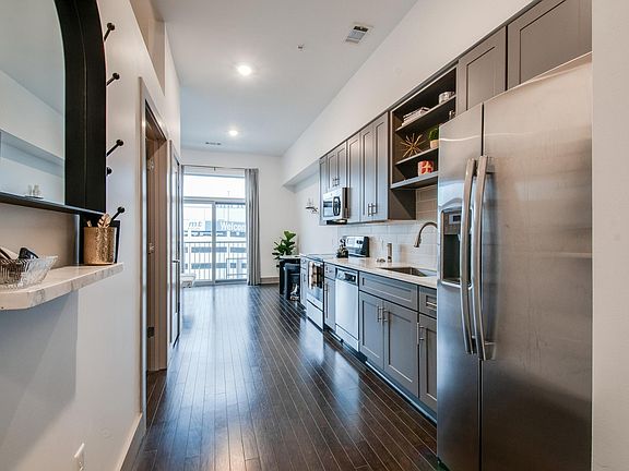 Spacious open floorplan leading to kitchen, dining & great room.