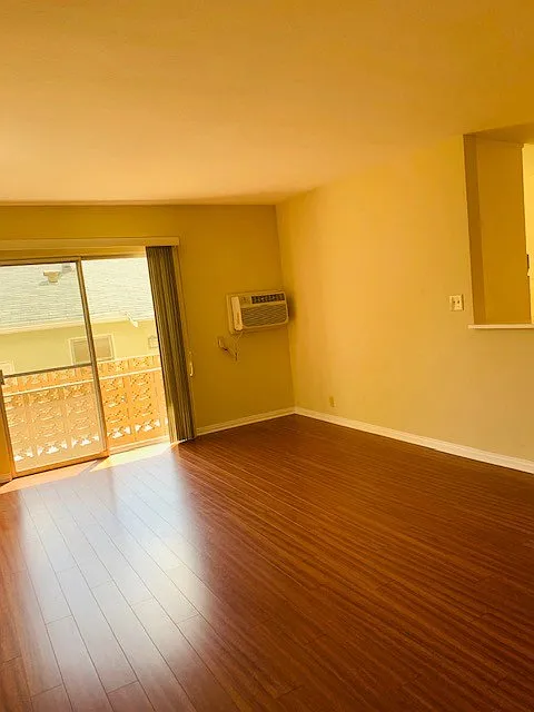 715 E Providencia Ave — Photo 2