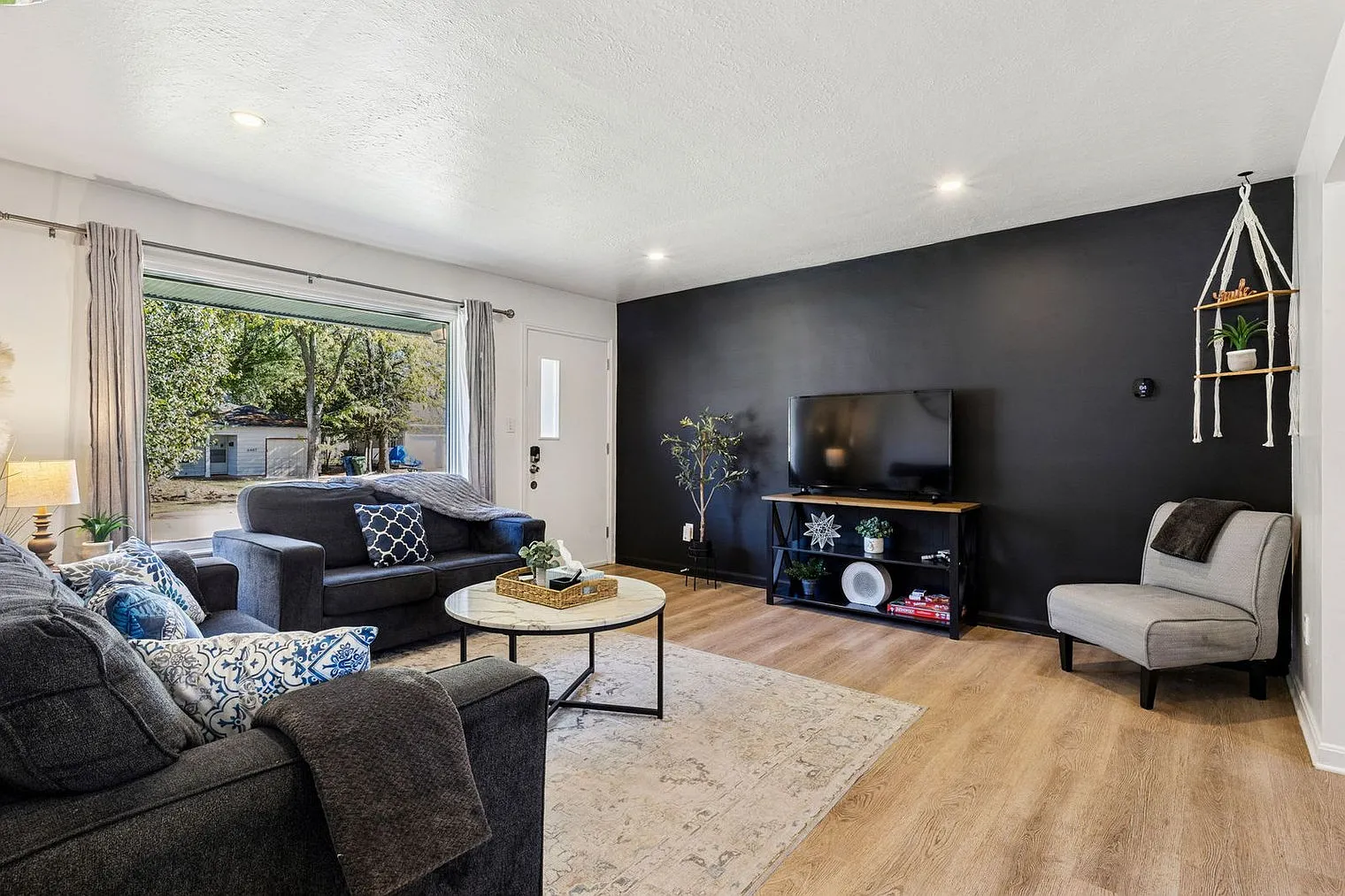 2 bed, 1.0 bath, 850 sqft, $1,968 — Photo 1