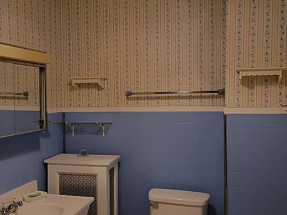 Upstairs Full Bathroom