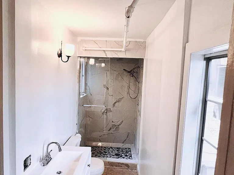 Bathroom 2 (angle 1)