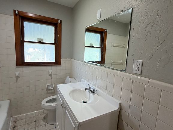 3rd image of 1211 SW 24th St