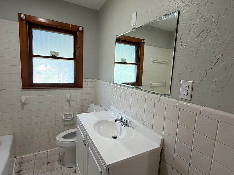 1211 SW 24th St — Photo 3